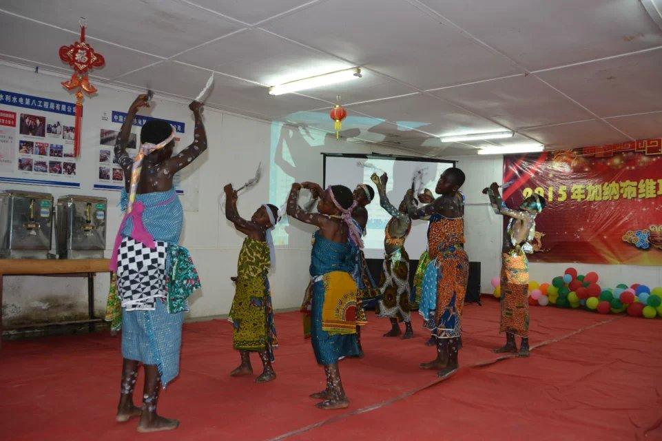 和留学生办公司、探访当地酋长…看中国女孩在非洲援建电站的奇妙之旅