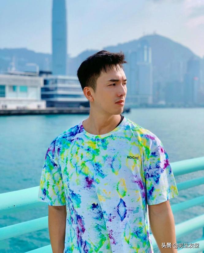 男生头发怎么剪不像锅盖头短发,2022年最流行的发型碎盖男士短发