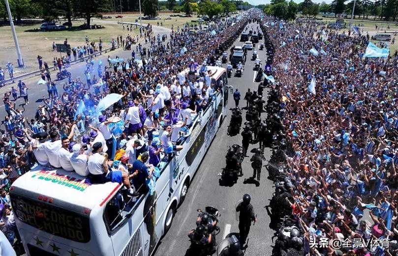阿根廷首都全民狂欢,阿根廷夺冠庆典上直升机