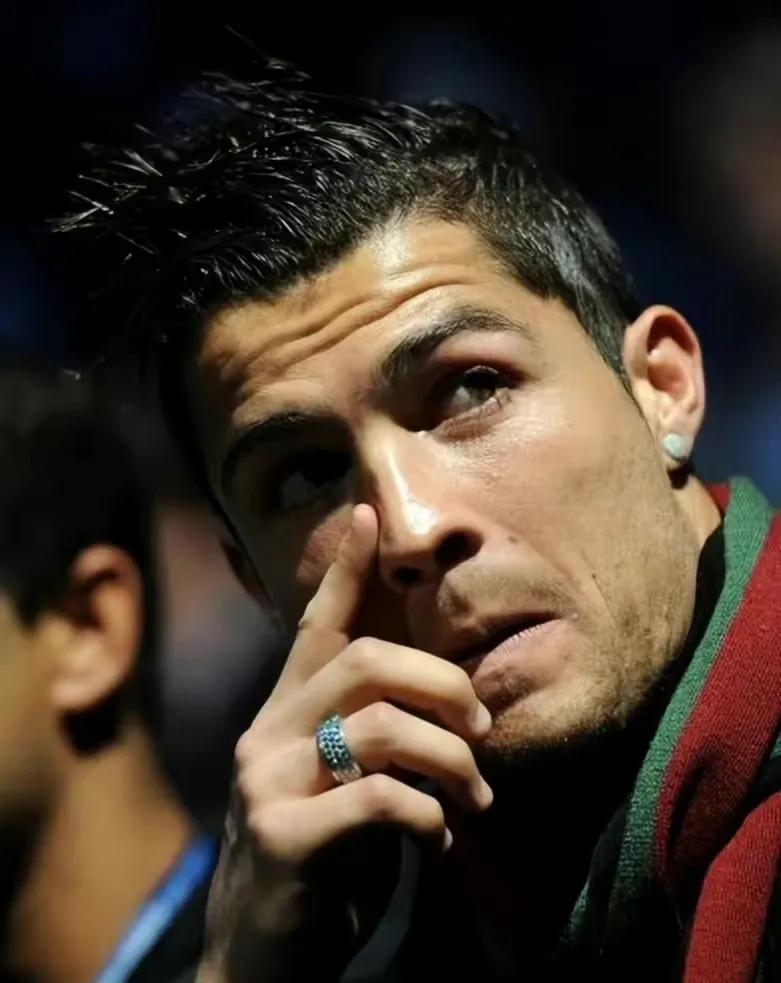 梅西捧起大力神杯阿根廷人的反应,2018世界杯法国vs阿根廷梅西眼神