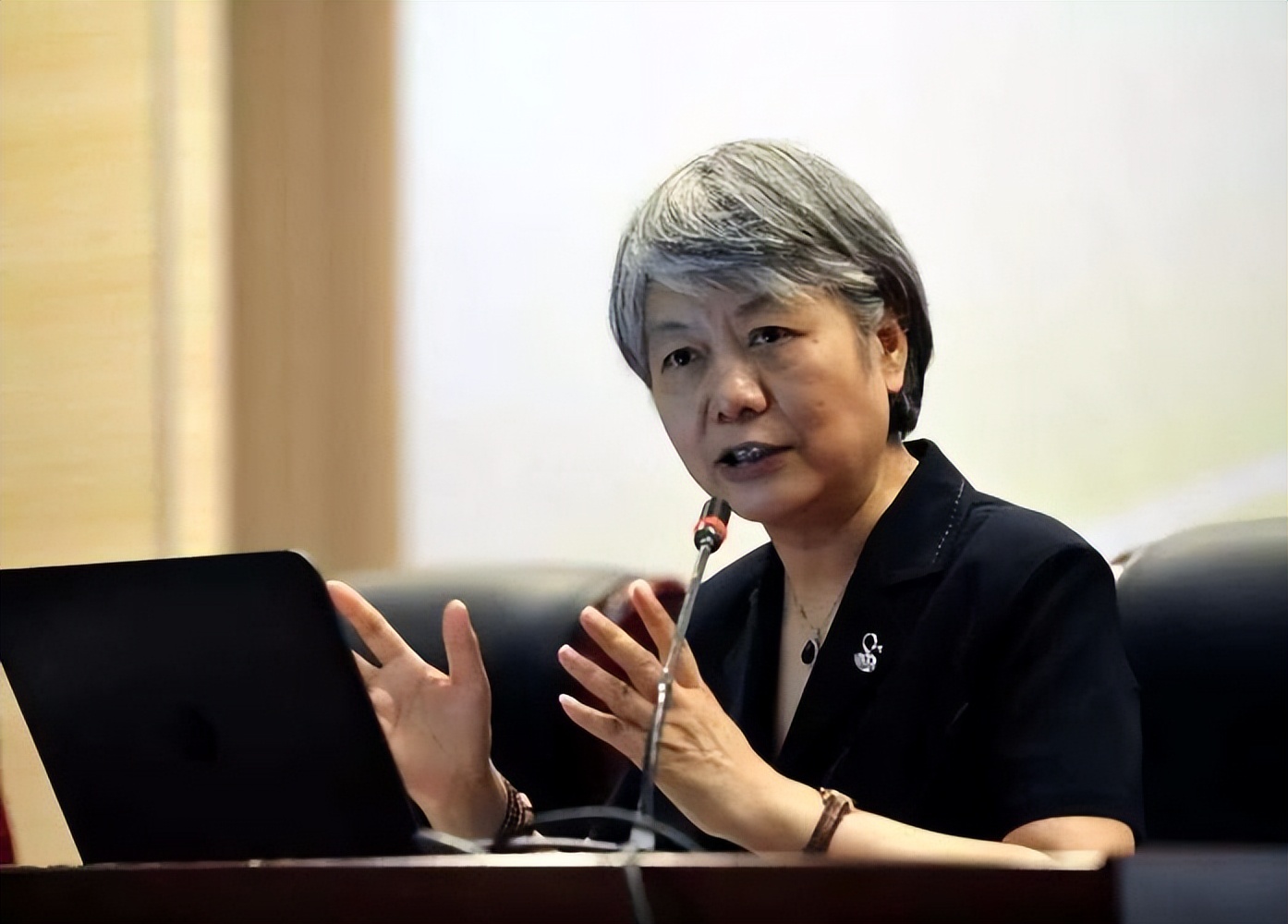 一个人的人品看他的言谈举止,一个人从某些地方会看出他的人品