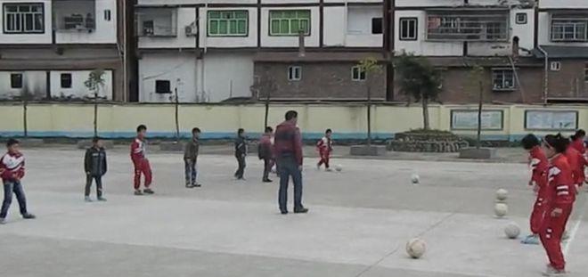 足球狂热：小镇女孩的激情之旅