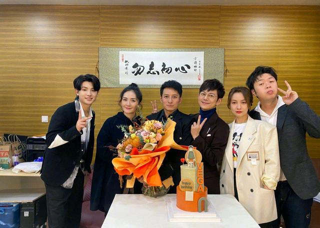 24年来守护着4个兄妹,最后却一个都留不住,何炅老了,都结束了