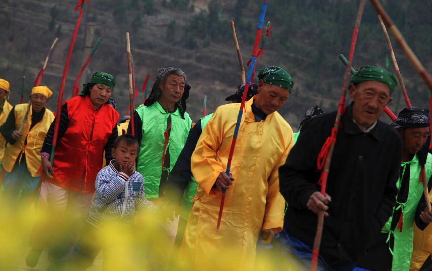 闰月年为什么上坟不能动土,闰月年真的不能上坟填土吗