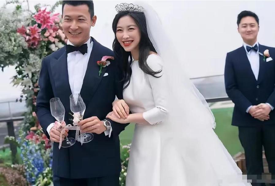 朱珠深v抹胸礼服,39岁朱珠晒泳装