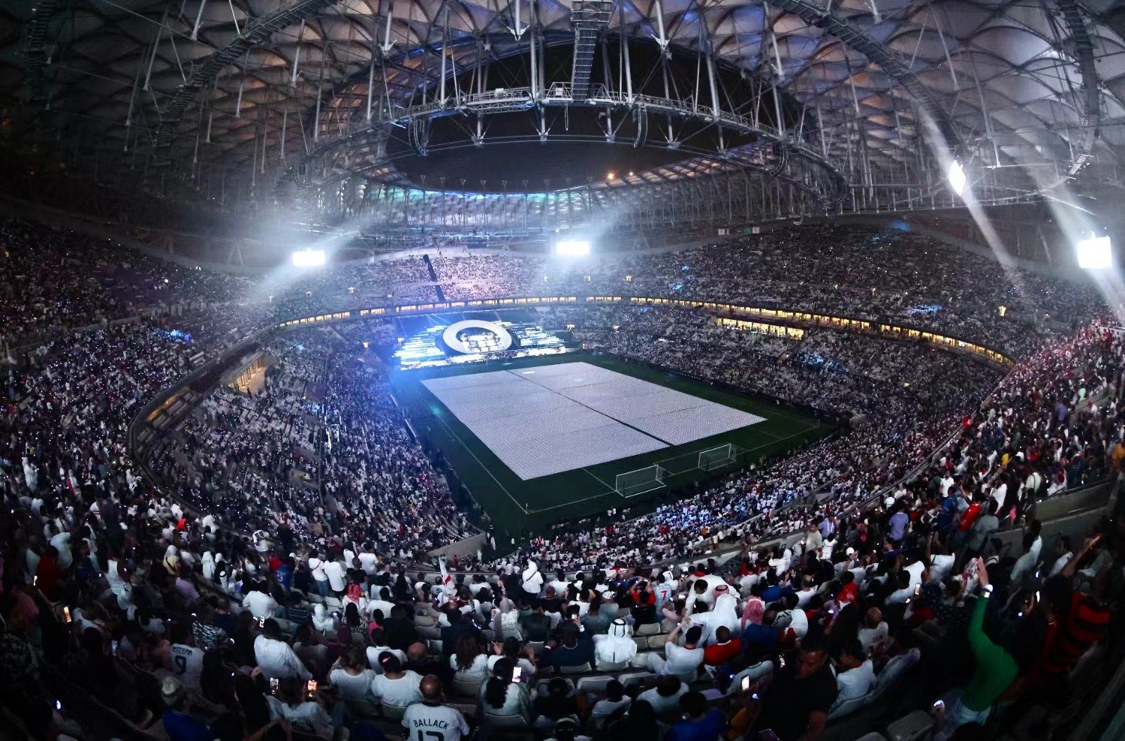 “宏伟的卢塞尔球场是我们对足球热爱的证明，也是我们的承诺”