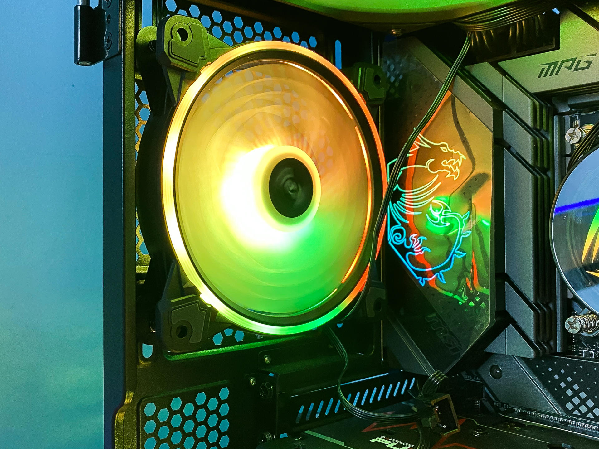 微星刀锋100r机箱装配,微星刀锋100r机箱详细介绍