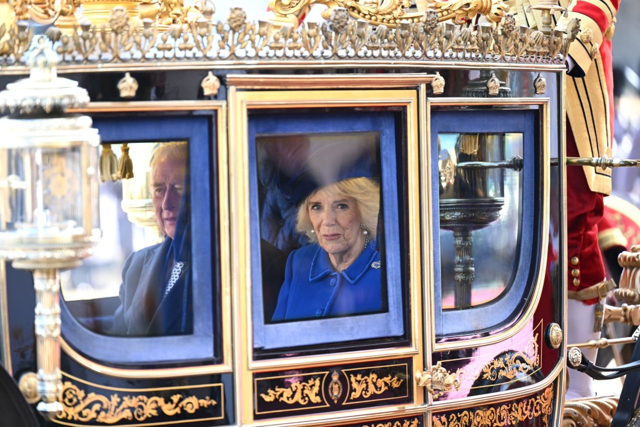 国宴显尊卑！卡米拉戴全套蓝宝石，凯特王妃用珍珠致敬女王和戴妃