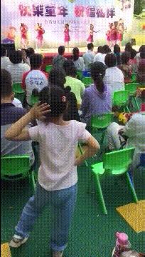 搞笑一刻:美女这波操作我还没见过,难道这样上车有什么说法?