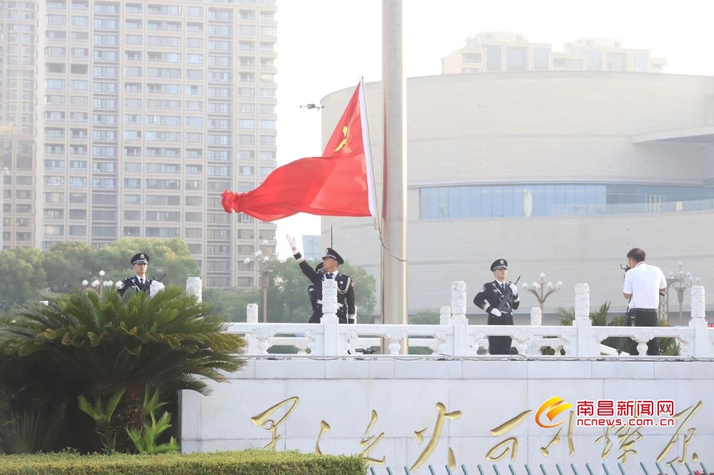 八一广场升旗仪式10月1日,南昌八一广场六一升旗