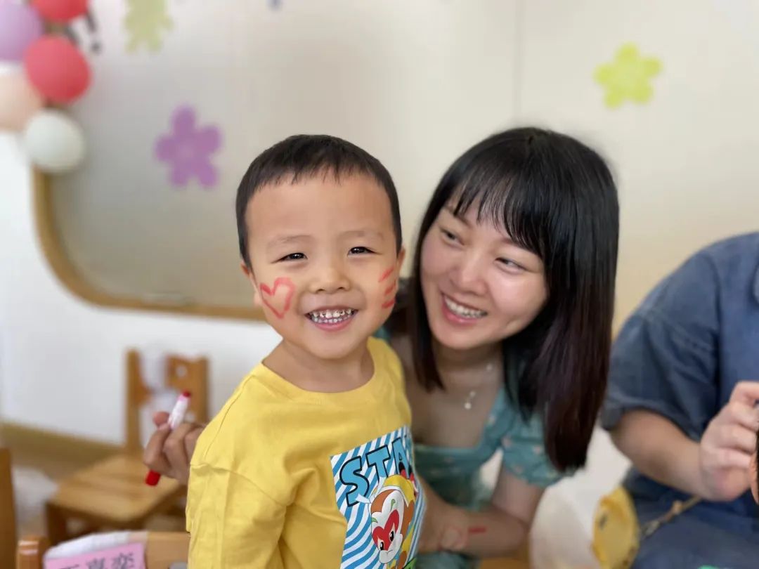 教师倾心育桃李——益乐宝长沙托育园家长赠锦旗