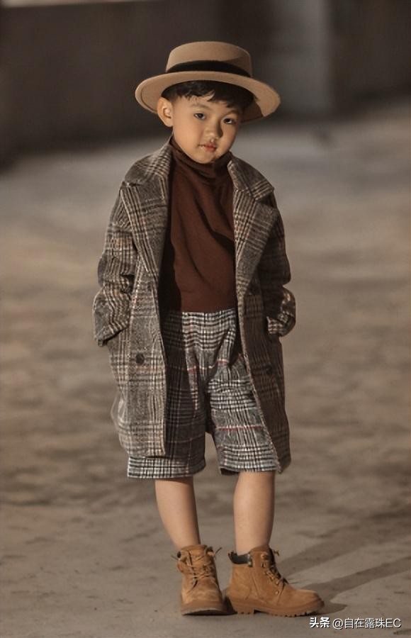 伊尔康二儿子订婚现场：新娘小腹鼓鼓如怀孕，婆婆盖过新娘