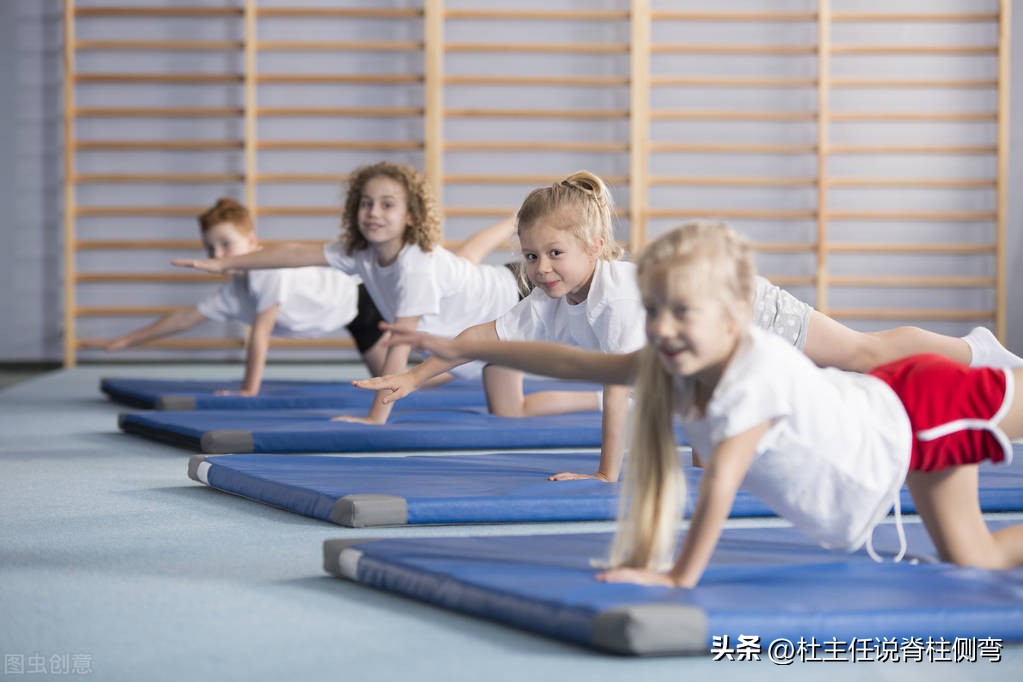 脊柱侧弯吊单杠的正确方法图解,幼儿吊单杠可以治脊柱侧弯吗