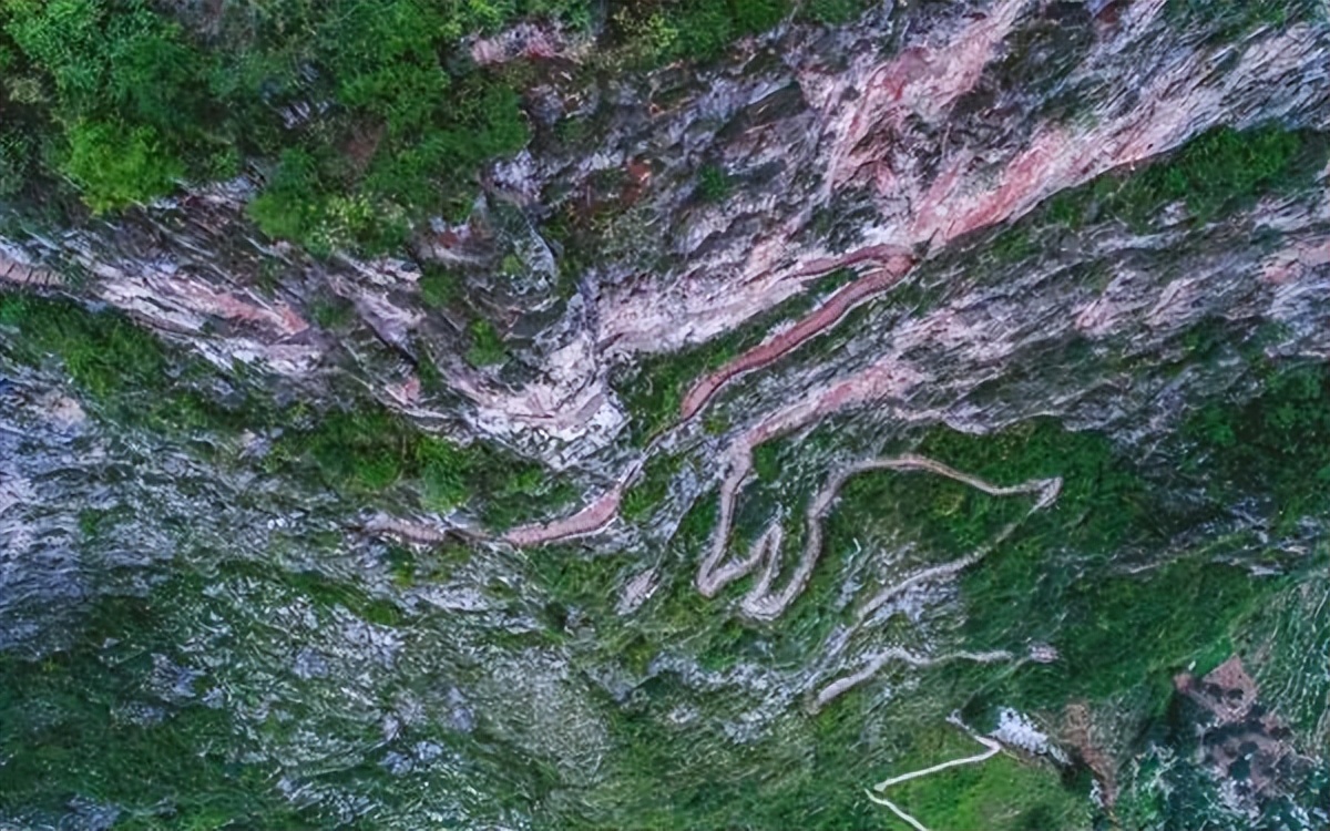 悬崖古村两届人大代表致富路上“接力赛”