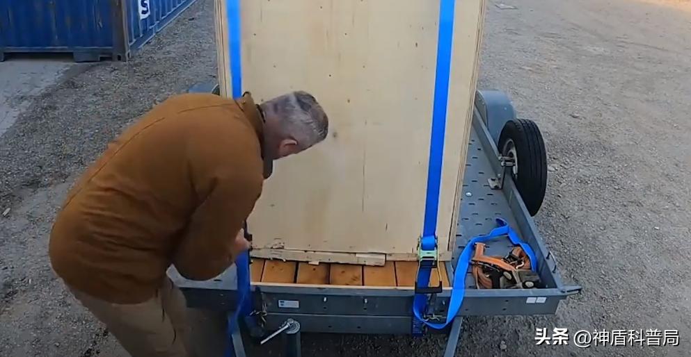 法国大爷网购中国迷你挖掘机,美国大爷买挖掘机