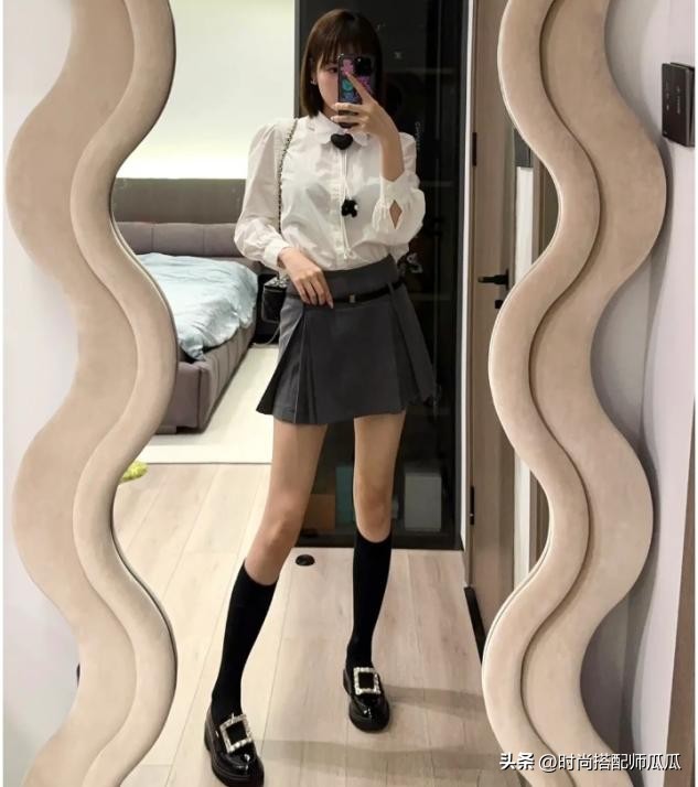 扔掉你的小白鞋吧,过时了!满街都是“乐福鞋+短袜”,特洋气