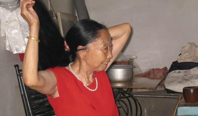 26岁小伙娶58岁阿姨18年后离婚,28岁小伙娶了42岁大姐