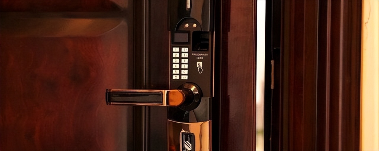 铝木装甲门和全铝装甲门哪个好,意高装甲门和奢曼装甲门哪个好