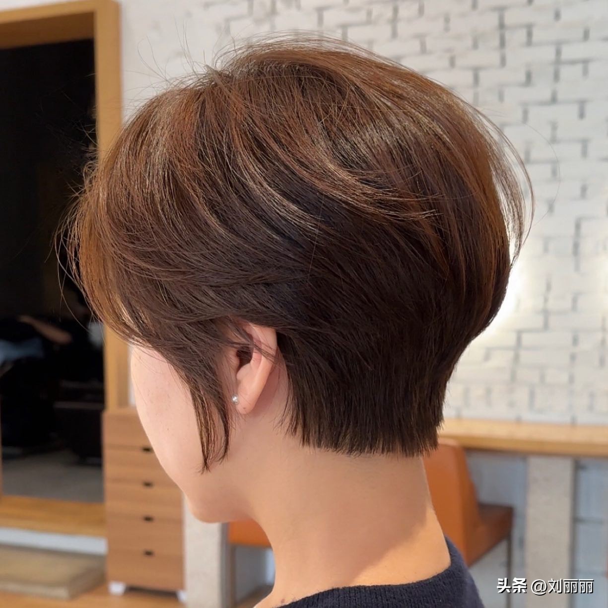 减龄高马尾头顶蓬松时尚发型扎法,40岁减龄发型短发时尚