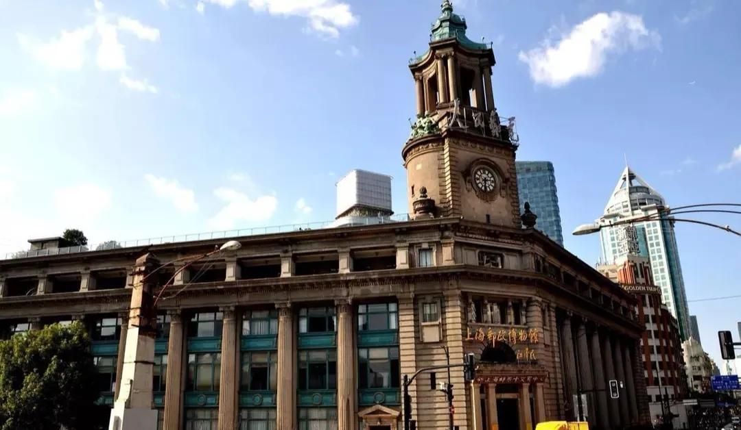 海关在进境快件中发现一批书,海关关员打开邮包