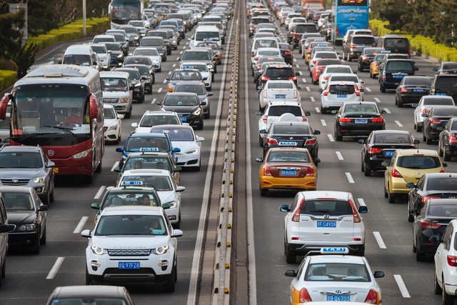 大人物痛斥北京汽车限购！胡锡进跟进，一家有一辆车，是基本权利