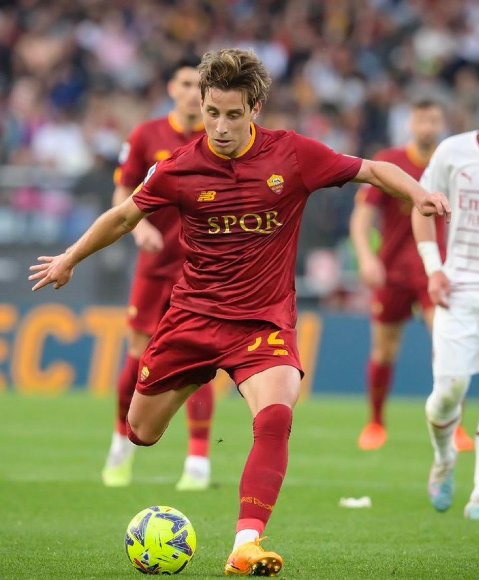 补时14分钟,依然无法阻挡穆里尼奥前进,哨响后,迪巴拉闭上眼睛