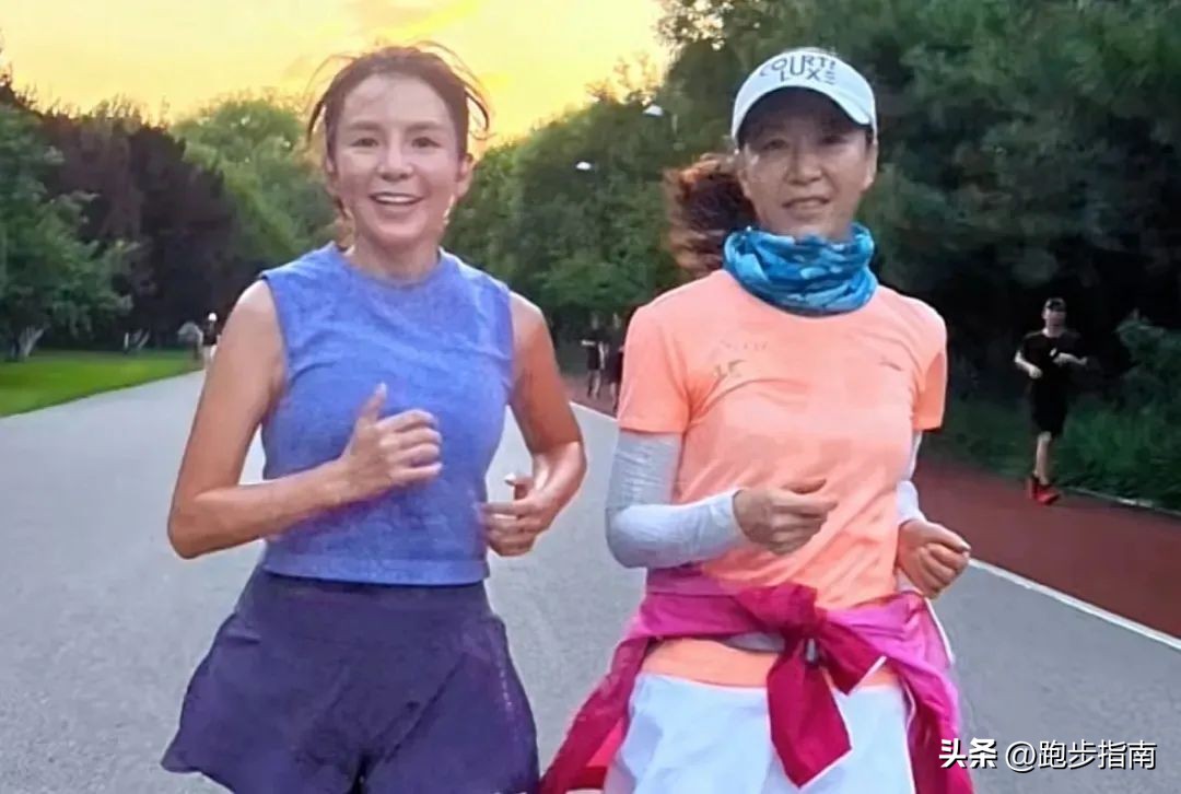 朱迅说跑马拉松的人都是有故事的,50岁朱迅带伤参加马拉松