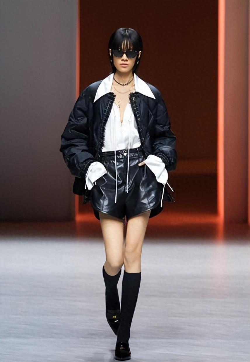 太平鸟镂空最新款,绒爱服饰