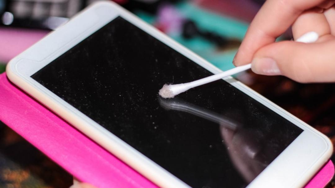 手机屏幕脏了用什么擦干净小妙招,用什么东西给手机屏幕消毒干净
