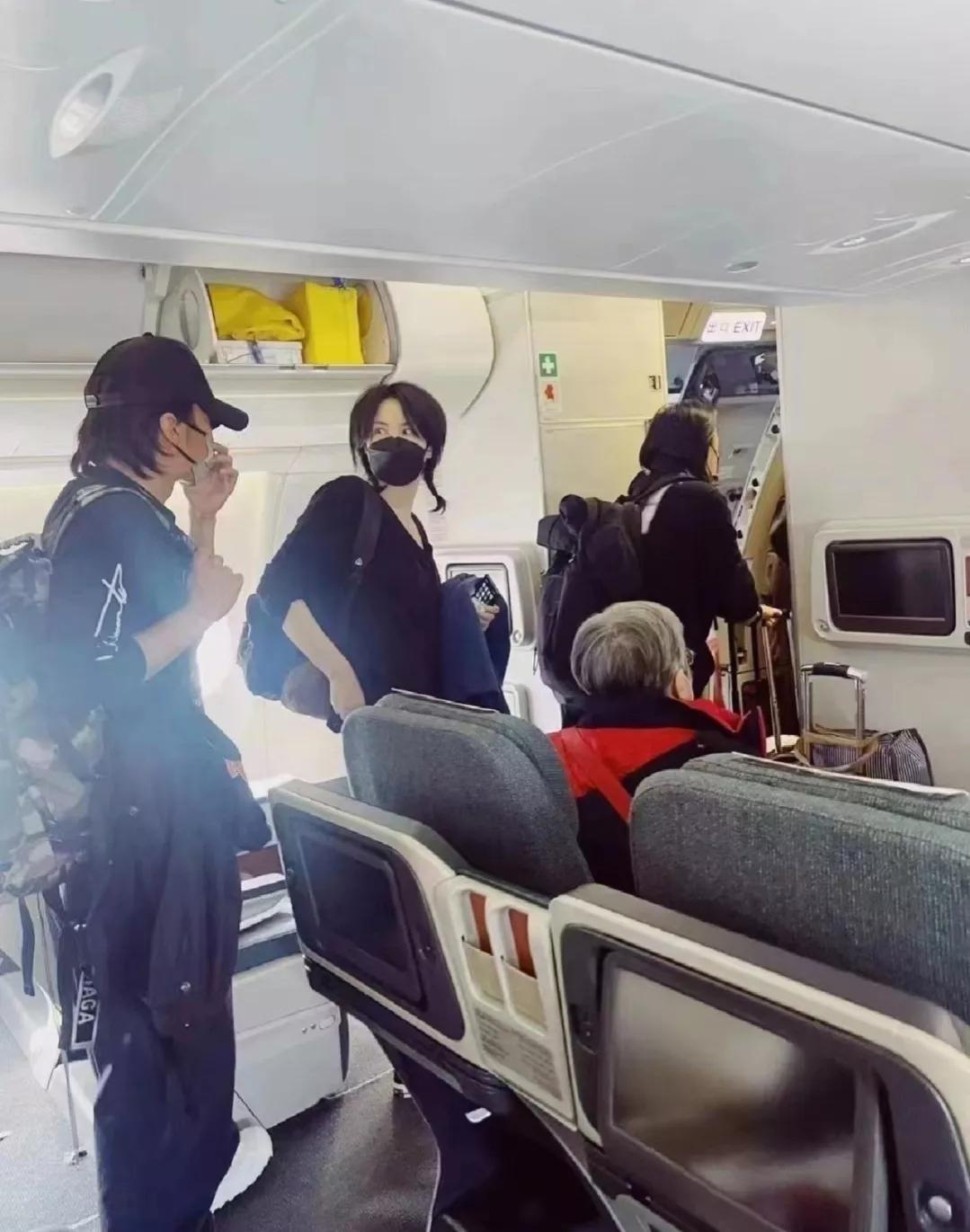 王菲谢霆锋牵手完整视频,王菲和谢霆锋牵手视频真实