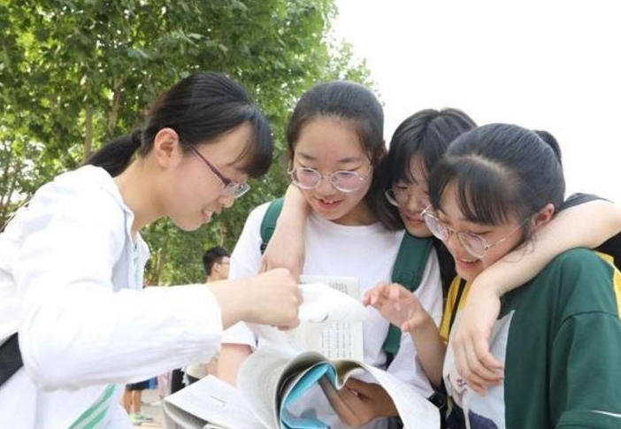 考生估分710实际才702分，崩溃大哭被质疑凡尔赛，网友一句话化解