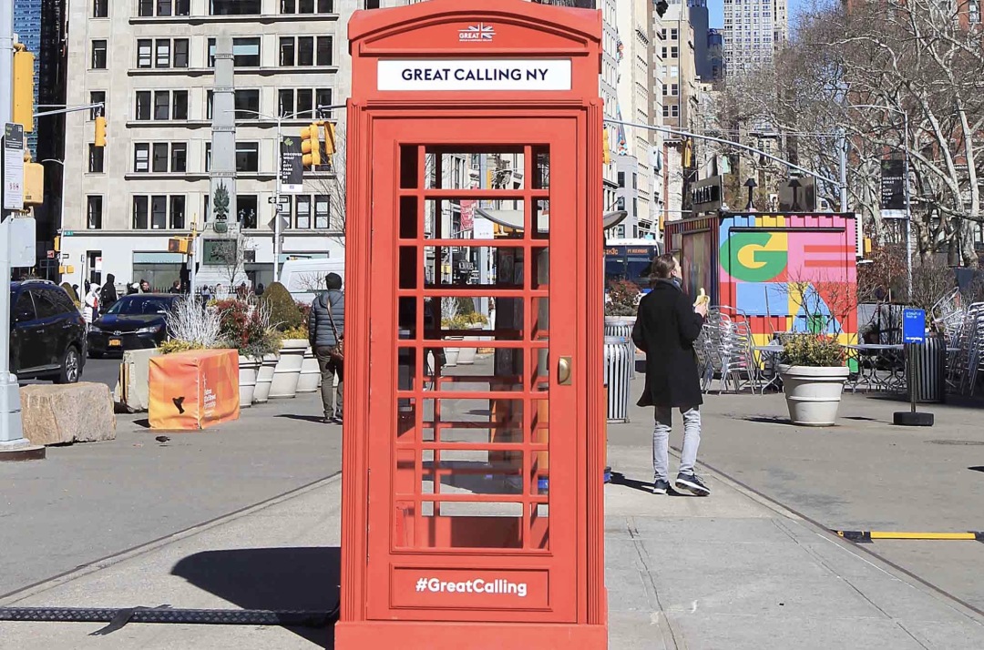 牛皮纸包书、电视不灵就猛拍，这些“中年人绝活”，你会几个？