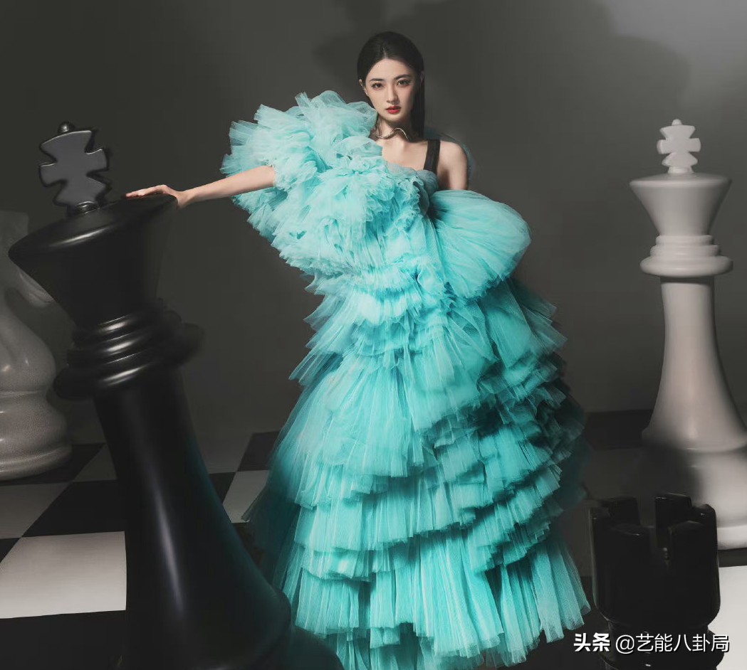 紧身衣、高筒袜，女星舞台造型杀疯了！穿高定唱跳，撩得人心痒痒