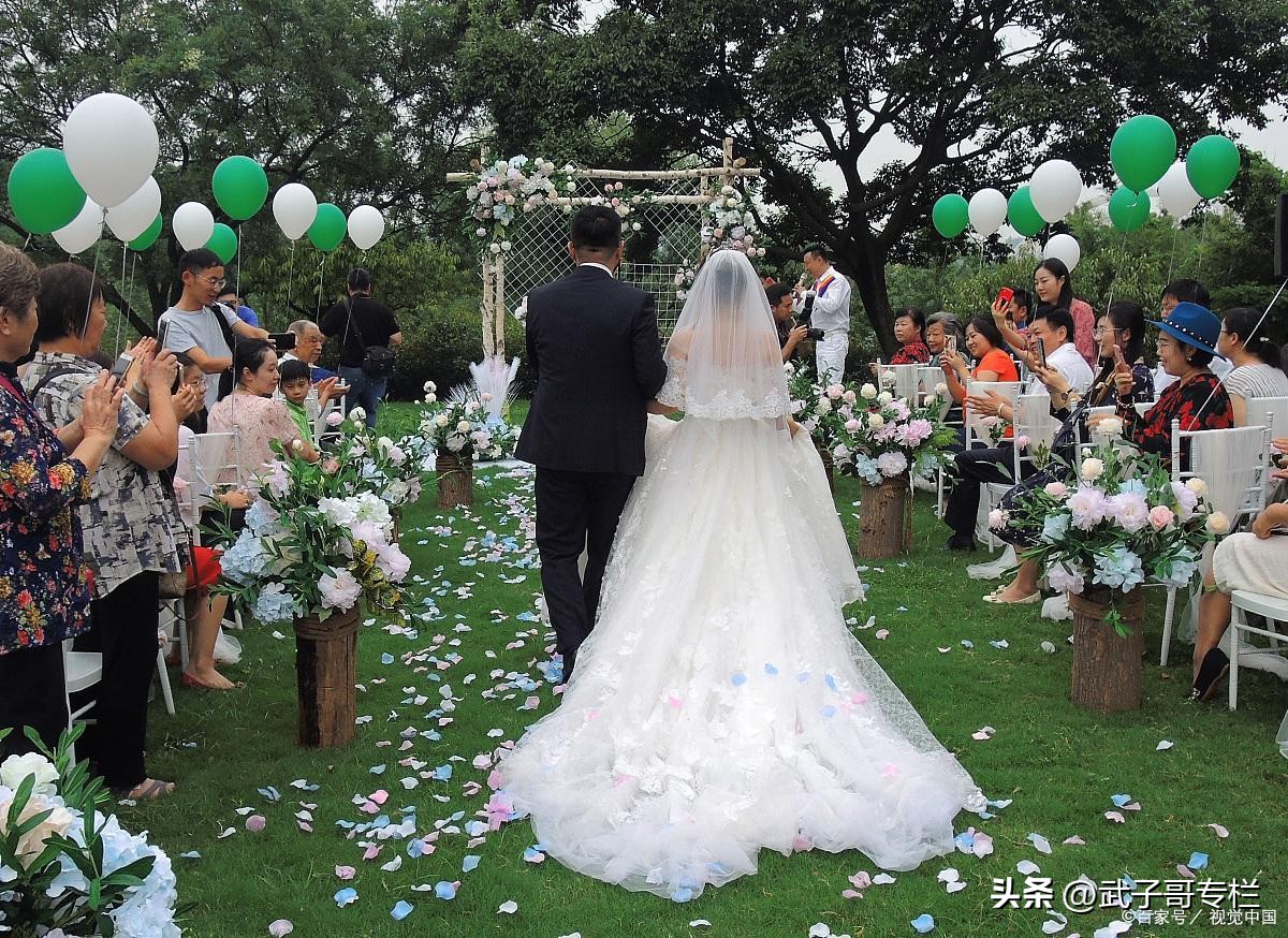 男子结婚邀请前女友闹婚礼,男生为前女友举办婚礼