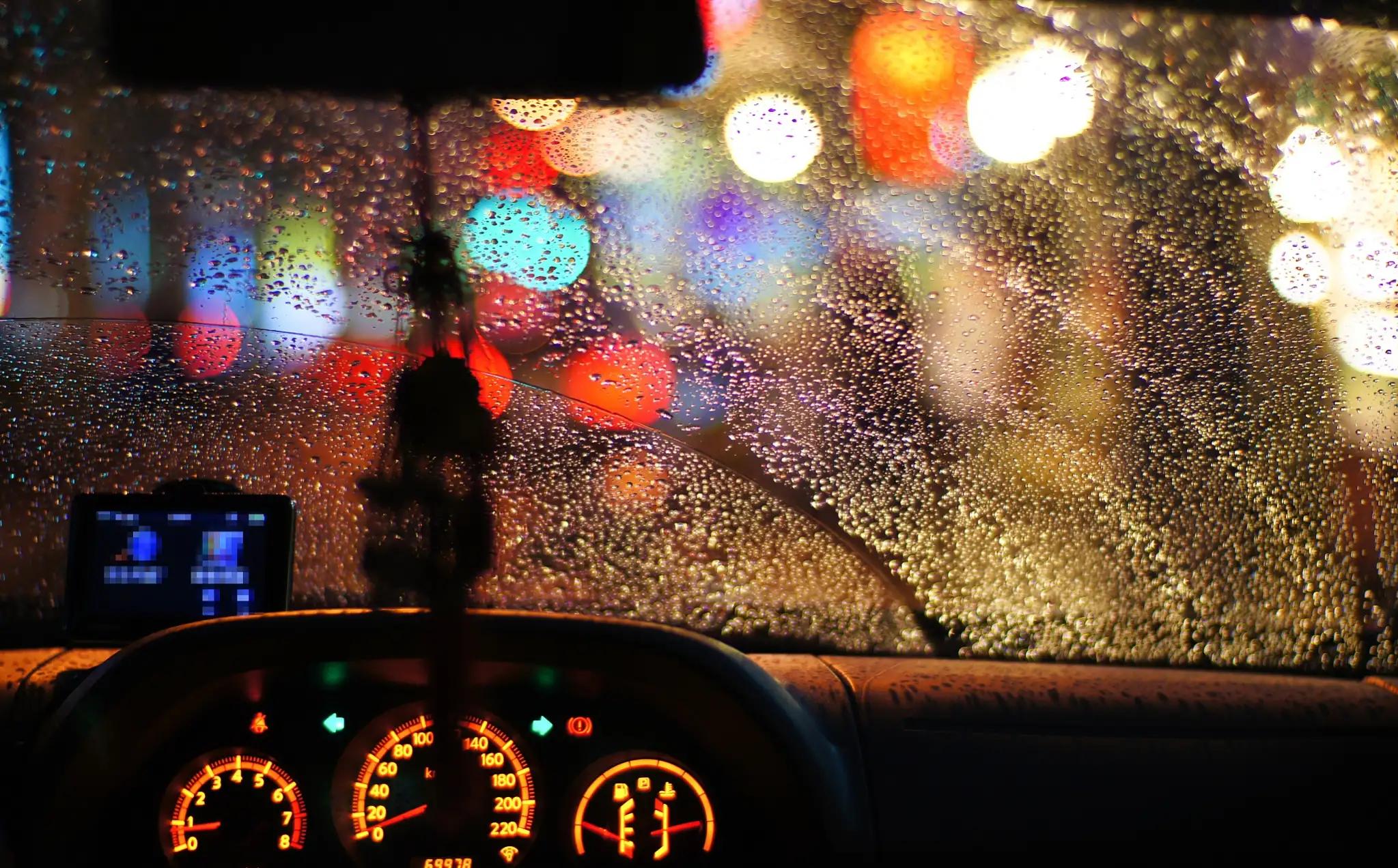 我帮女邻居联系一桩生意，她给了我50万，我用50万炒股赚了340万