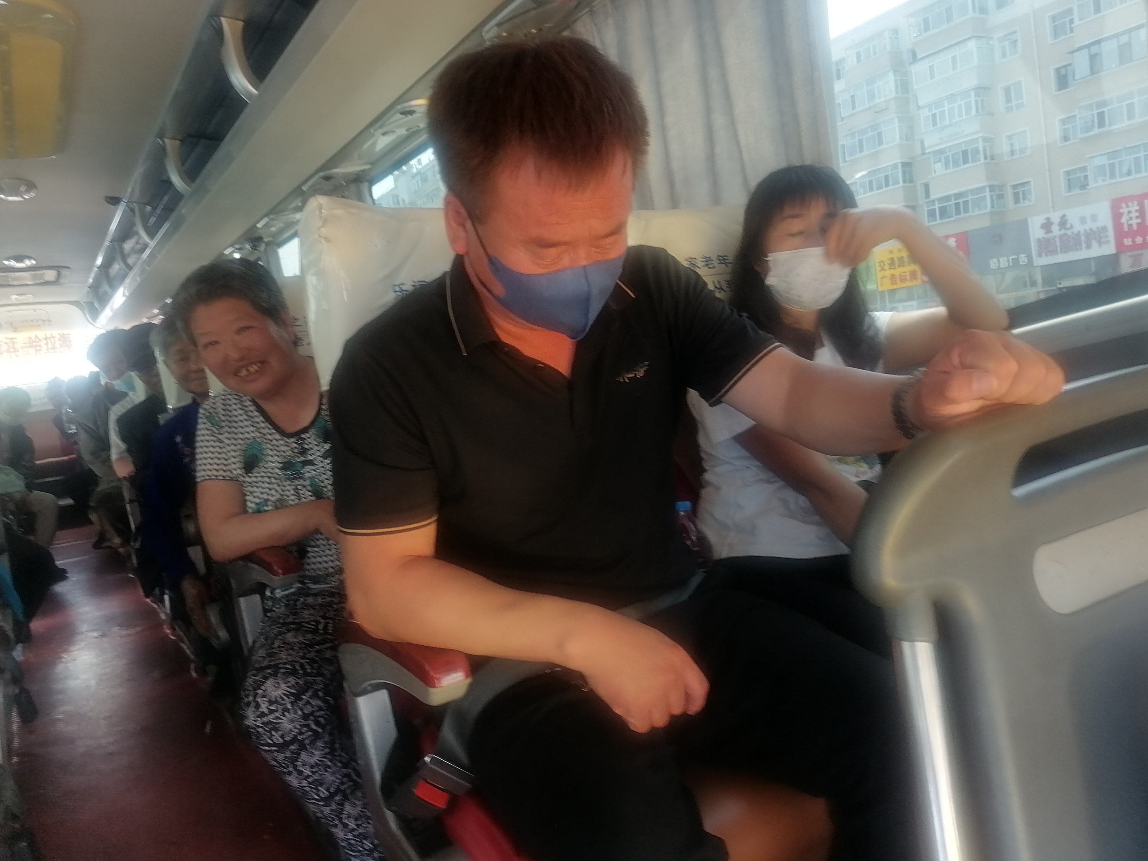 爱心义诊进乡村为民服务暖人心,爱心义诊为偏远乡村群众送健康