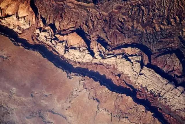 朝鲜发射火箭经过朝鲜的上空吗,朝鲜发射了三枚导弹最近新闻