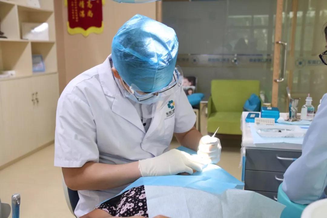 牙齿有了黑三角怎么办,牙齿间出现了黑三角怎么处理