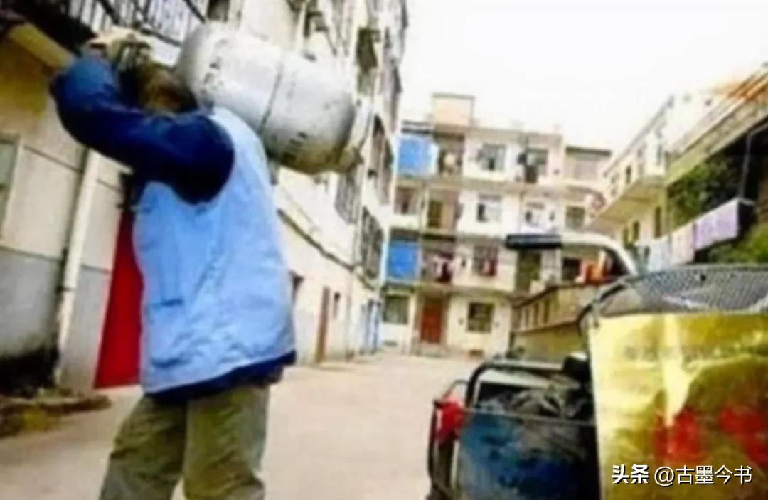 养恩大于生恩？女博士被收养24年，亲生父母带50万上门认亲被拒