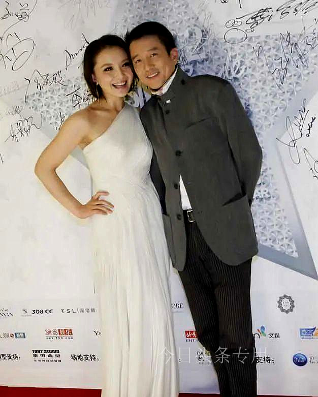 孙茜真高调穿露背裙带老公一起走红毯，老夫老妻又搂腰又亲吻