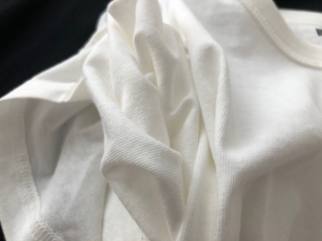 打底白t恤长袖优衣库,优衣库的t恤到底会变长还是缩水