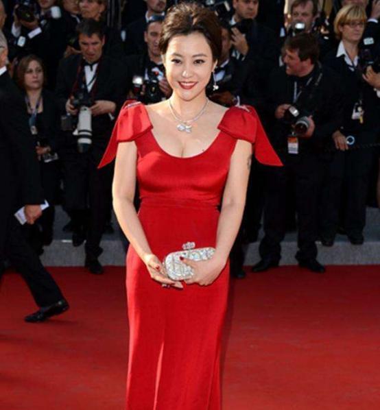 看烦了满屏的“纸片人”“排骨胸”，这几位有肉感的女星才是真美