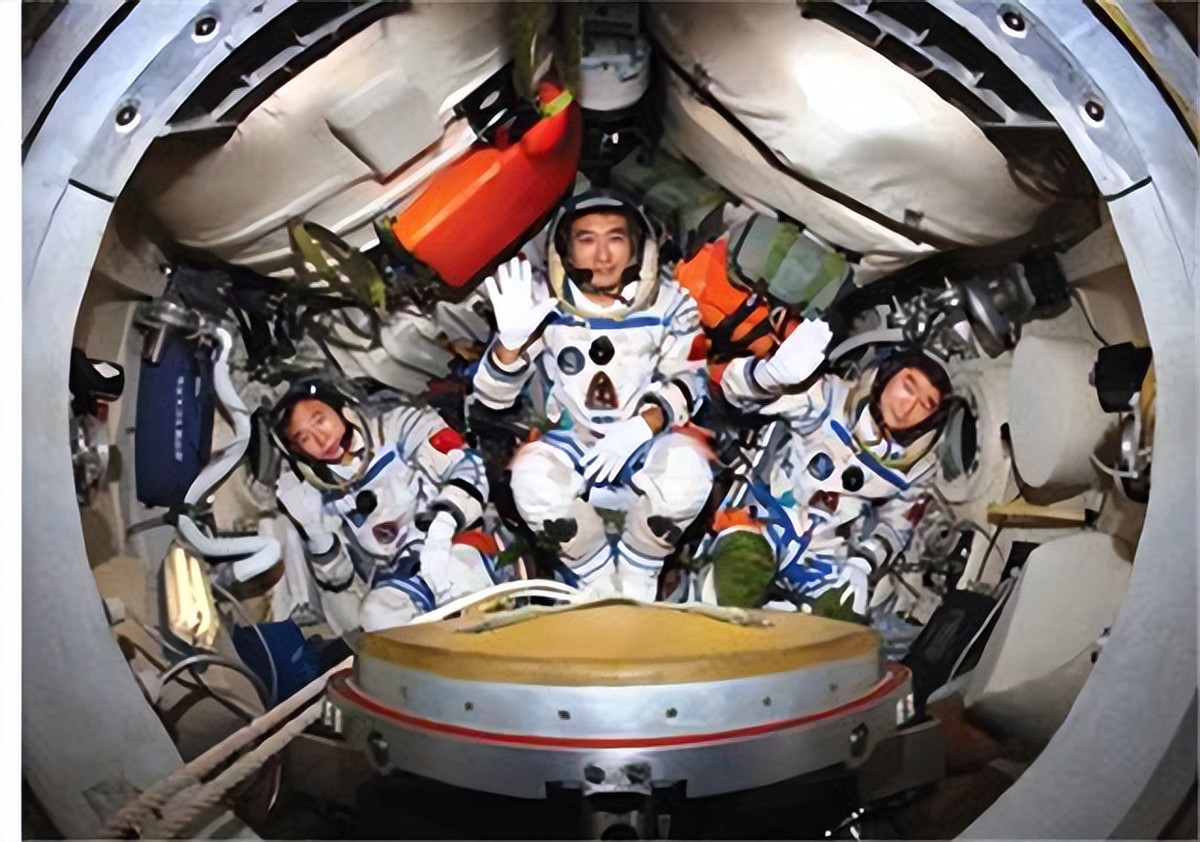 航天员老婆都是什么职业,航天员父母有什么特殊待遇