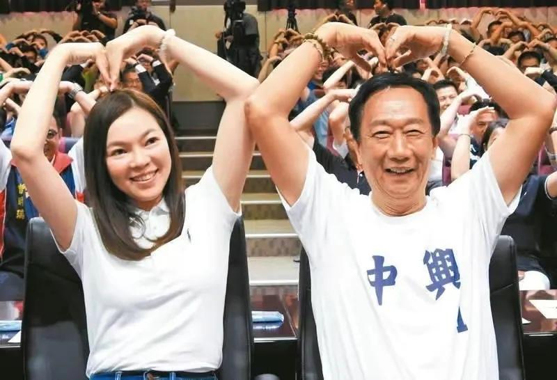 郭台铭:原配离世直呼上帝不公,却转身娶了比儿子大两岁的小娇妻