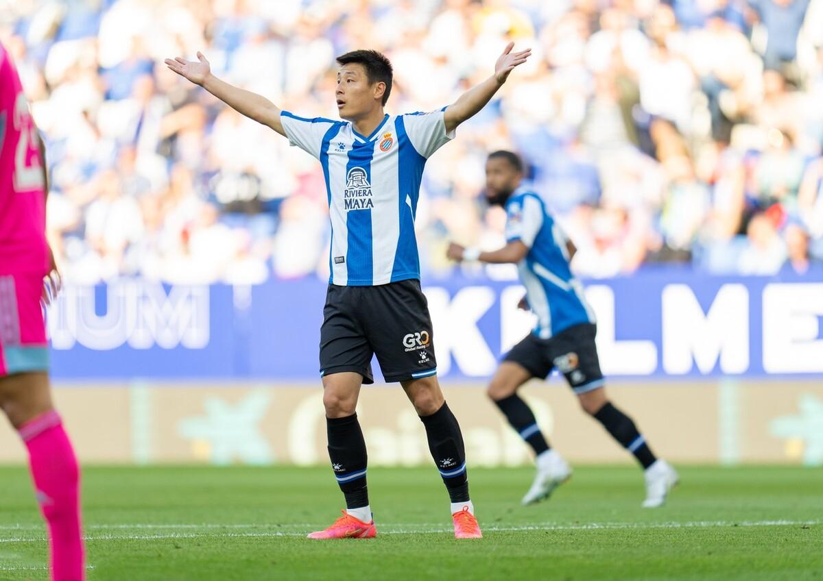 给机会不中用！武磊首发登场45分钟，11次触球5次丢，0射门