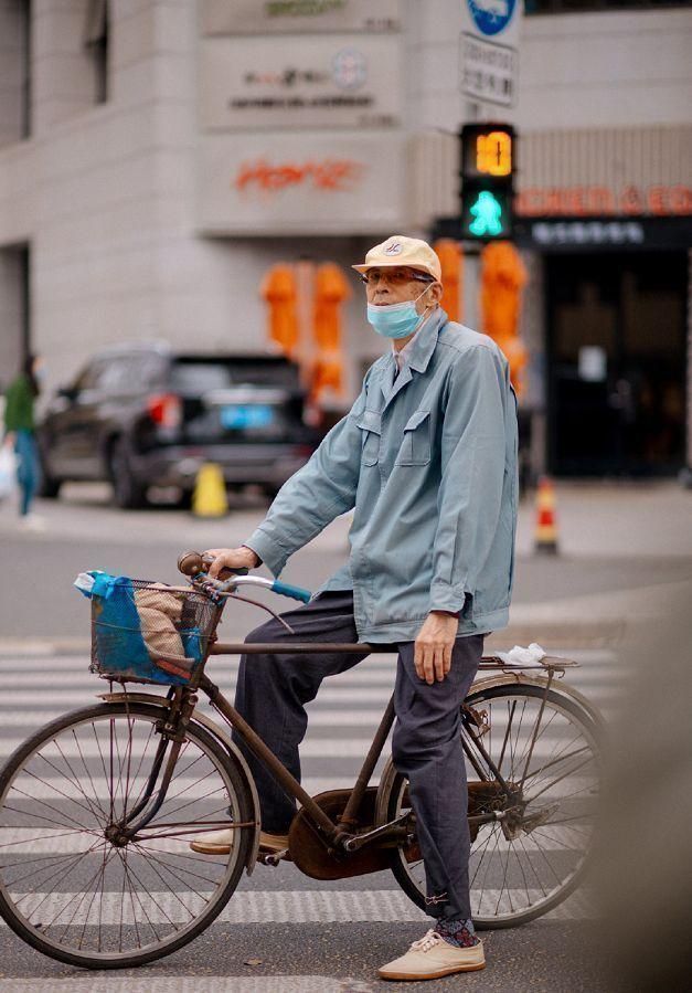 60岁大叔穿休闲鞋好还是老爹鞋好,40岁男人照样可以穿帆布鞋