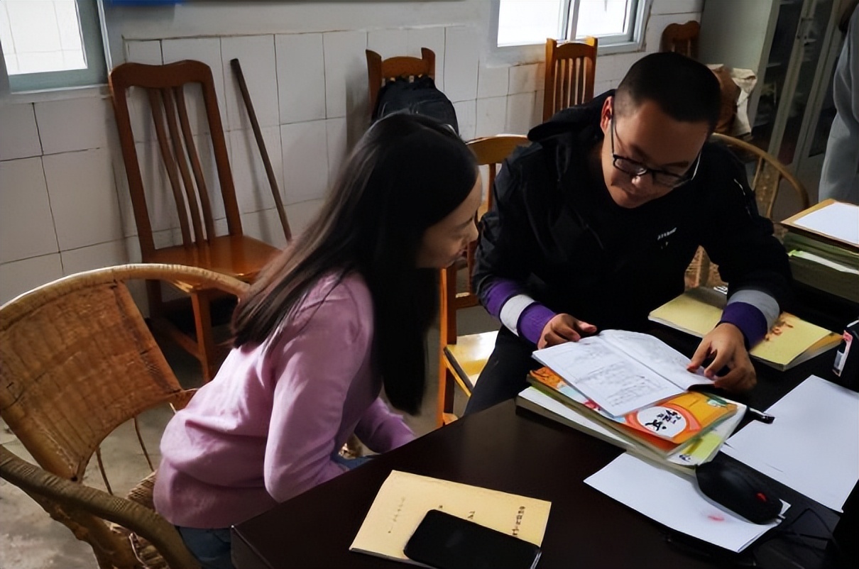 济南一老师掌掴学生,济南一中学老师掌掴脚踹学生