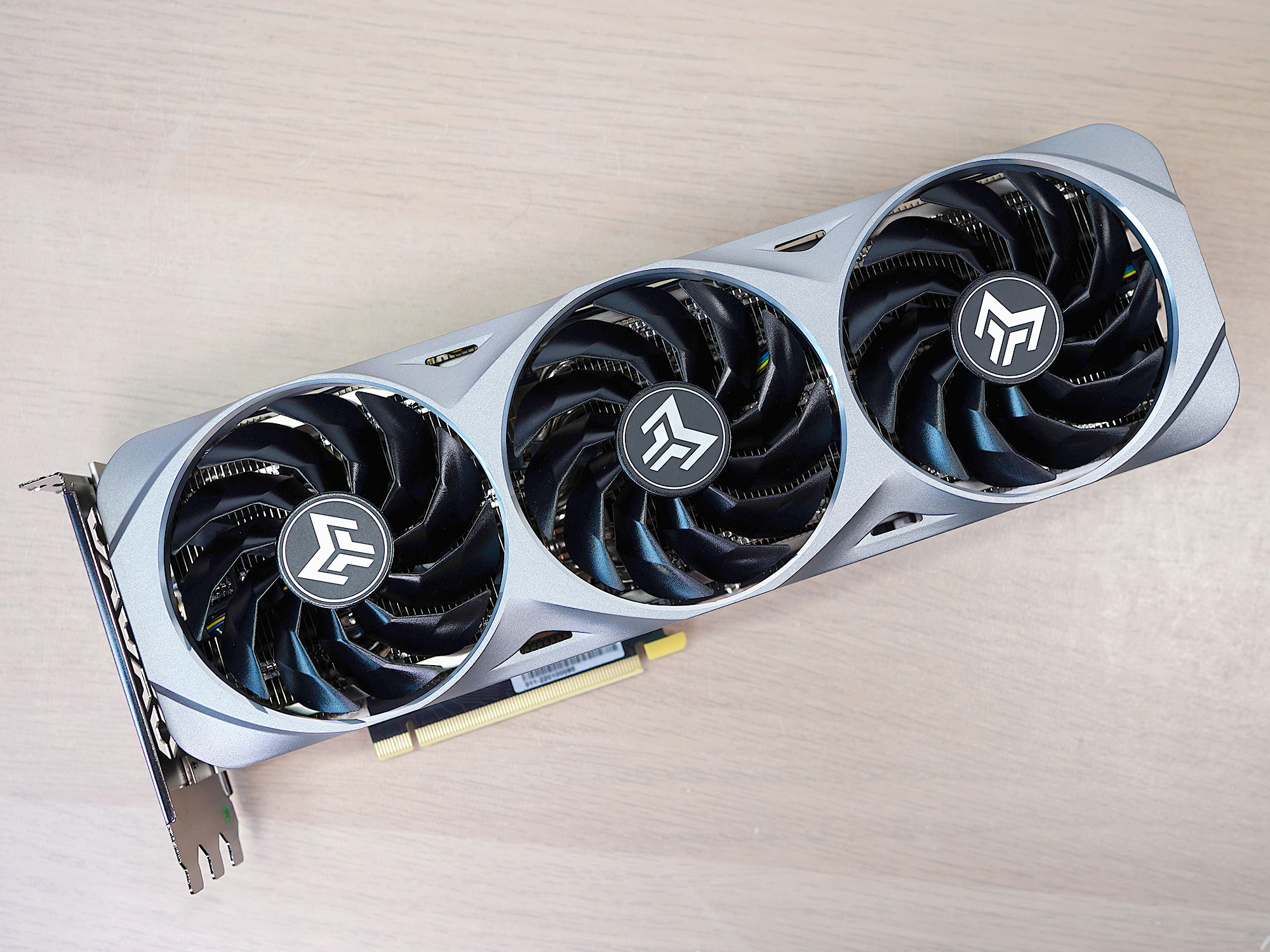 白银经典配色，最强风冷组合，能玩老头环，也是生产力的PC主机