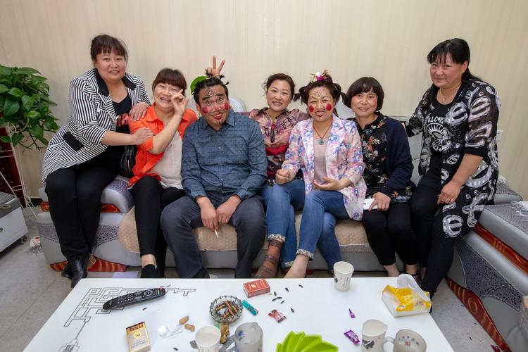 给丈母娘洗脚修脚,送丈母娘保健品推荐