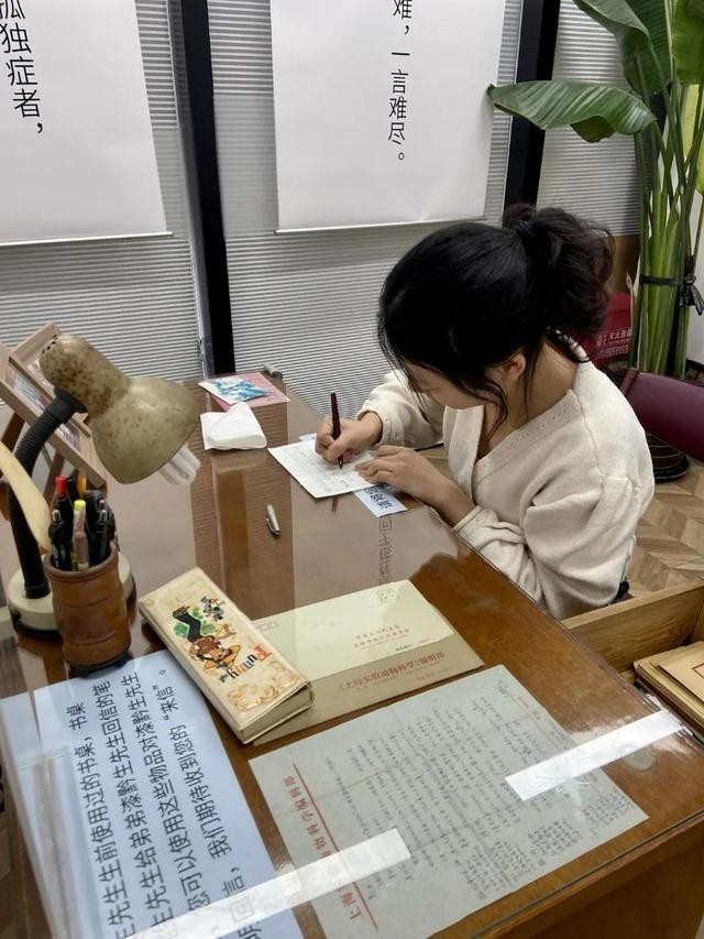 精英高管死于37㎡的独居房：妻儿移民后，他和5吨垃圾生活了20年